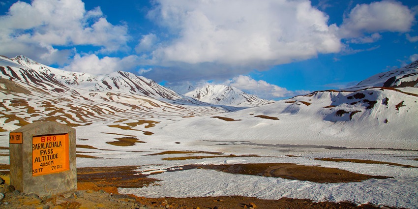 Image of the serene Baralacha La Pass, one of the best views one can get in their journey