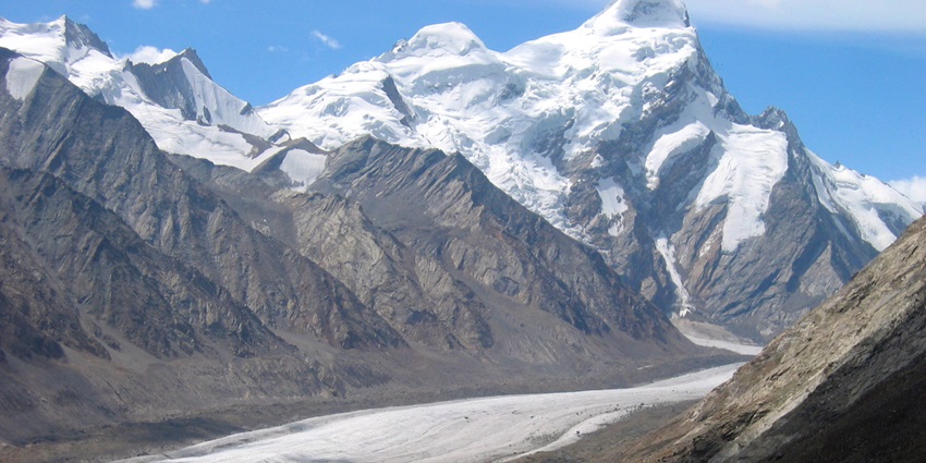 Drung Glacier is a snow laden scenic attraction in Gulmarg with hills in the backdrop