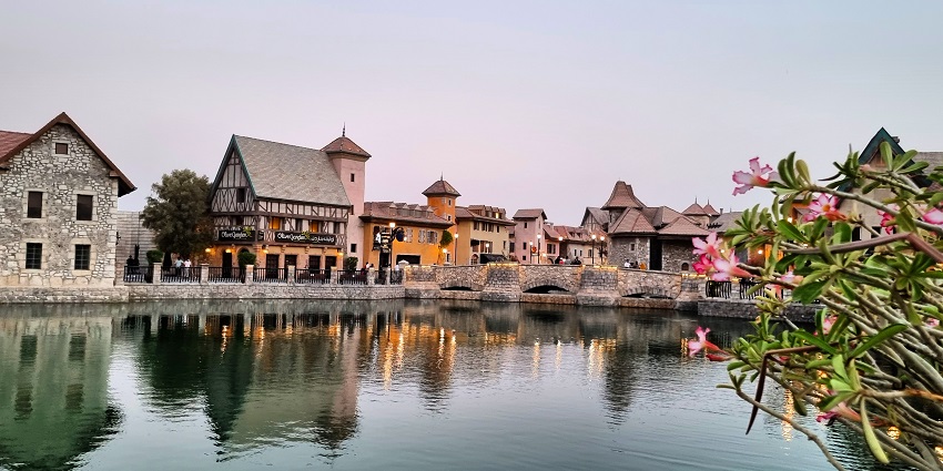 Clear wide-angle snapshot of the Dubai Parks and Resort–Spot for new year celebration