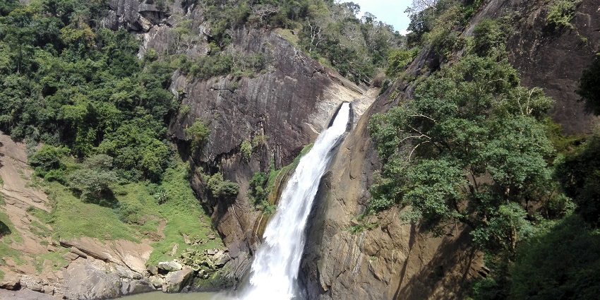 Image of Dunhinda waterfall surrounded by greenery - one of the best waterfalls in Ella.