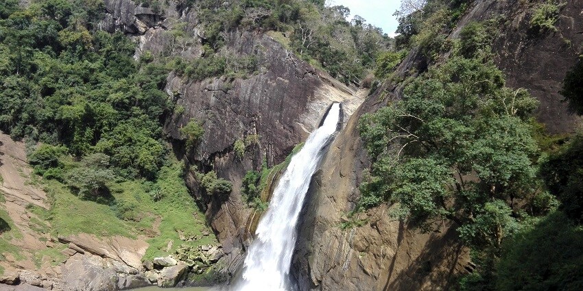 Dunhinda Falls provides stunning views of the scenery surrounding with mist and haze.