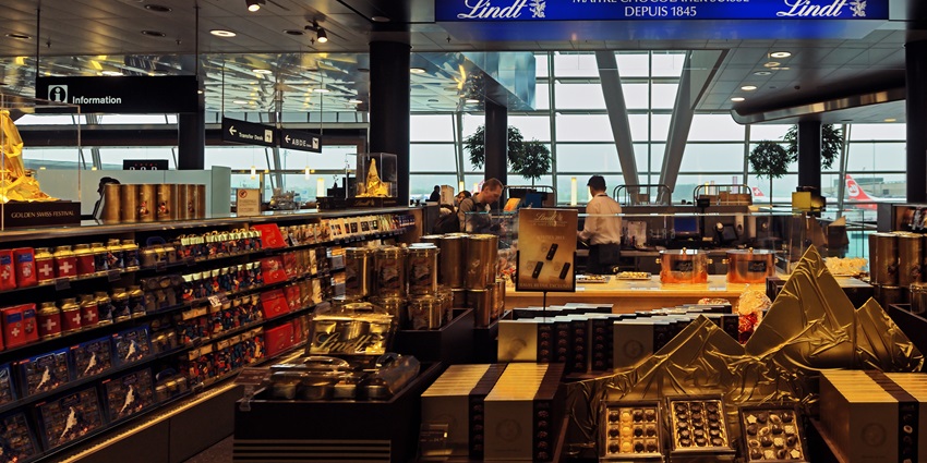 Beautiful image of the shops inside the Delhi airport from where you can buy