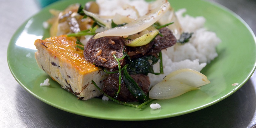 There are many restaurants nearby Ho Chi Minh Museum that offer vegetarian food.
