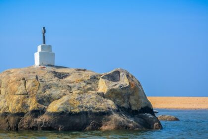 A rock that is shaped like an elephant is known for its spectacular sight in Poovar.