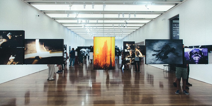 Elmarsa Art Gallery is one of the famous exhibitions focusing on local artists.