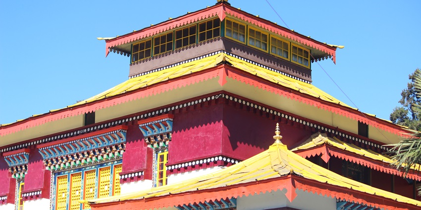 This monastery, with Tibetan and Sikkimese designs, is one of the best monasteries in Gangtok.