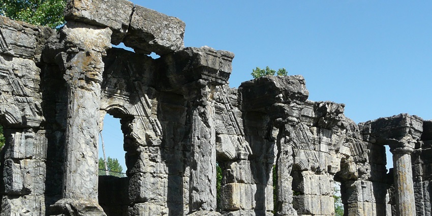 This attraction amidst the Kashmir valley displays its utmost beauty all summer and winter in different ways