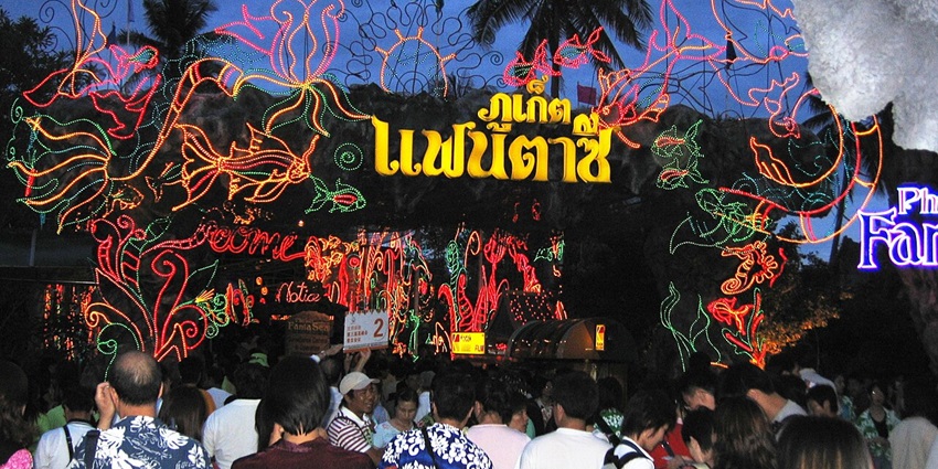 One of the things to do in Phuket is the cultural stage performance in Phuket with traditional Thai costumes.