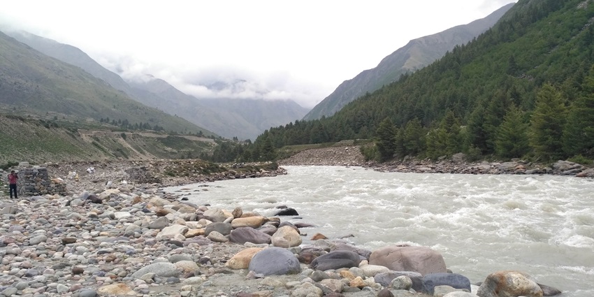 Enjoying at a riverside cafe is one of the best things to do in Jibhi in Himachal