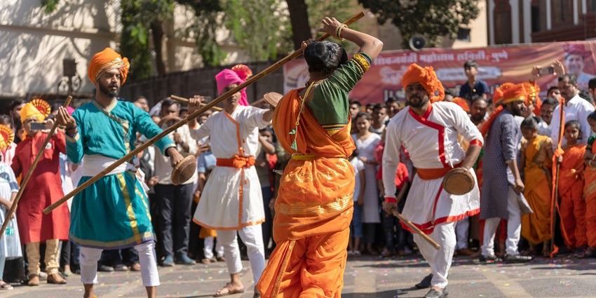 Witnessing street performances is one of the top things to do in Connaught Place.