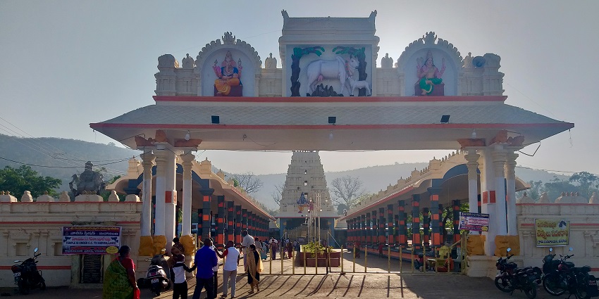 Mantralayam temple offers pilgrims the peaceful and refreshing spiritual ambience to retreat