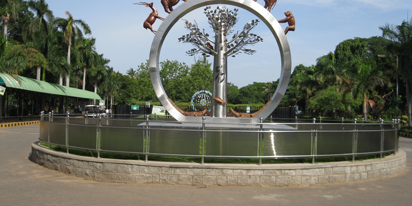 The entrance of the zoo is a majestic and alluring sight with beautiful statues.