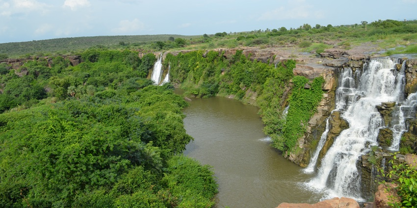 A breathtaking view of Ethipothala Falls, a natural site near the Billa Surgam Cavеs.