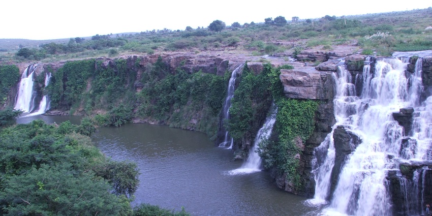 Head to the viewpoint near the attraction, and grab a chance to witness scenic views.
