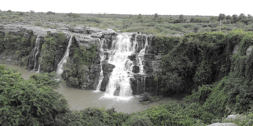 Surroundings of Ethipothala Falls offer an atmosphere for relaxation and exploration.