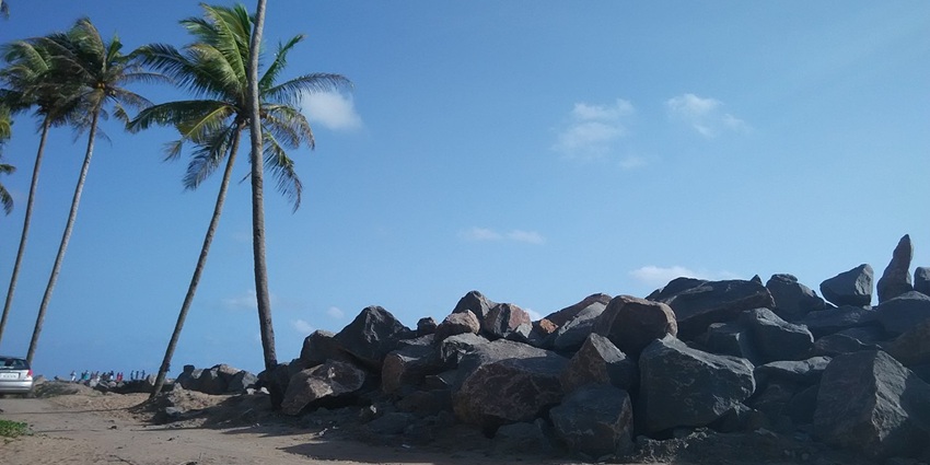 A panoramic view of Ettikulam Beach, one of the picturesque beaches near Wayanad.