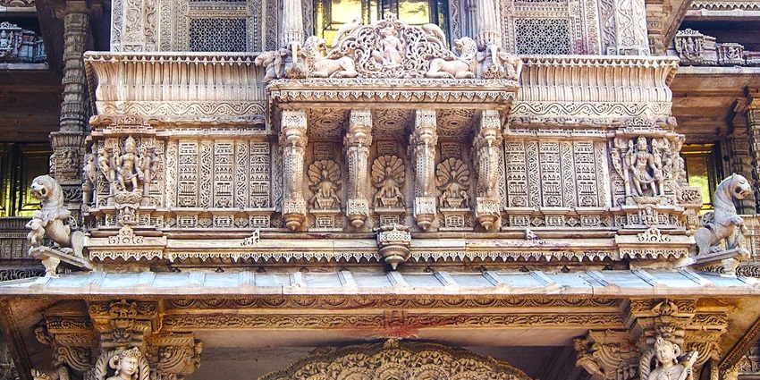 Witnessing the intricate architecture of Jain Havelis is one of the things to in Chandni chowk