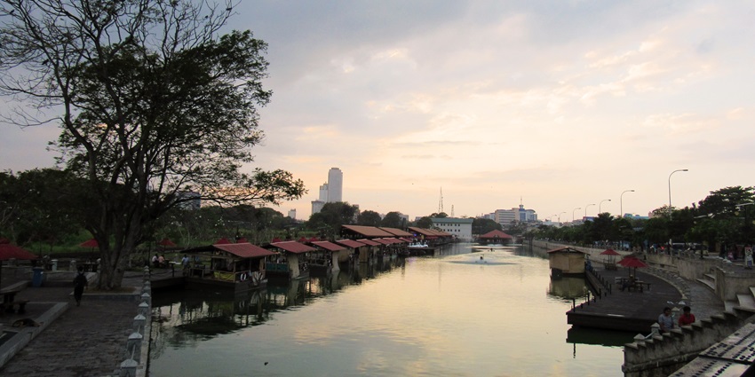Pettah Floating Market, vibrant shopping experience on the water. Things to do in Colombo.