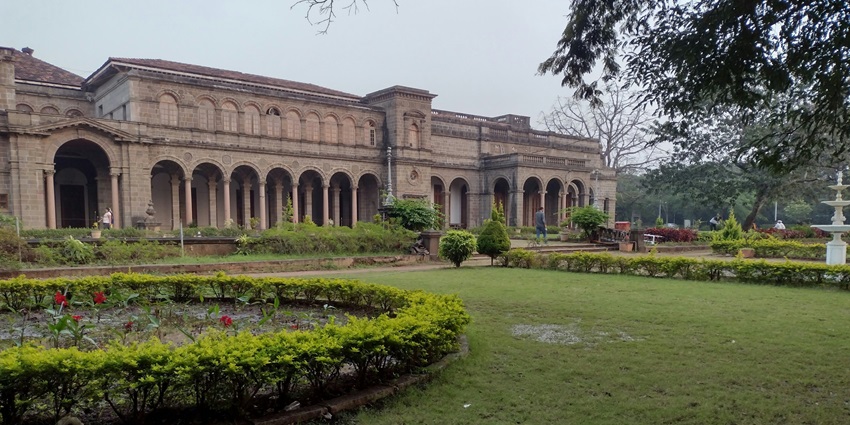 Image of the Sanskriti Museums surrounded by lush verdant gardens