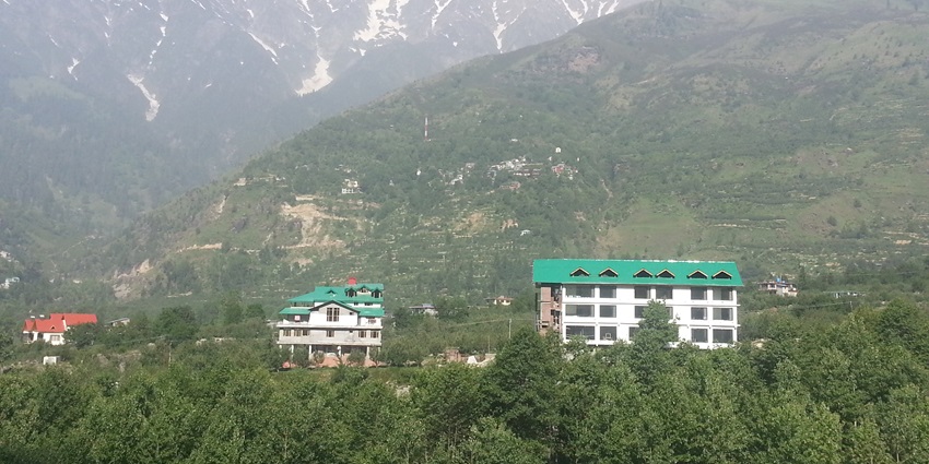A picture of the scenic mountains in Manali as seen from the Manali Wildlife Sanctuary