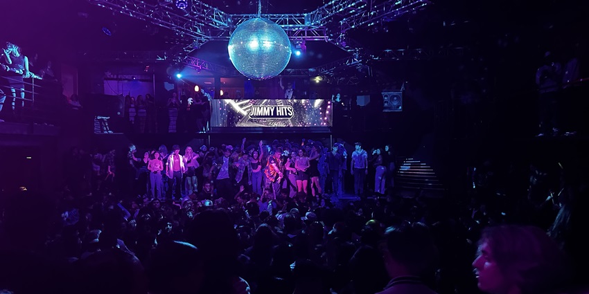 A picture of an energetic nightclub in Manali with New Year celebrations going on