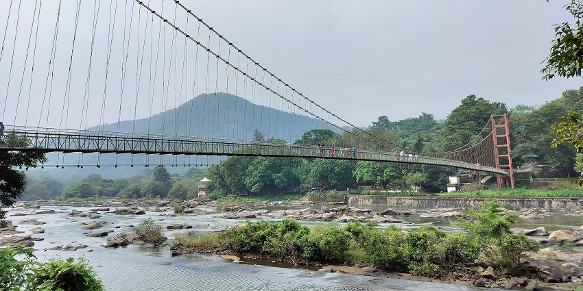 Hanging bridge in Ezhattumugham, one of the top places to visit in Ernakulam for couples.