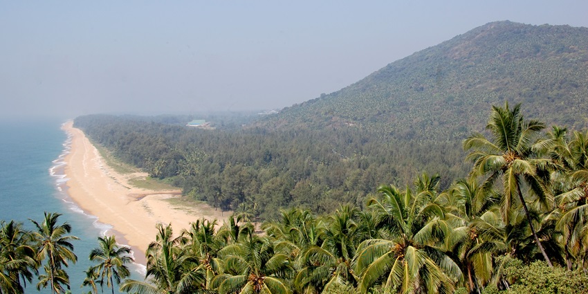 A less crowded beach, Ezhimala Beach is a part of the hill range with a touch of historical aspect. 