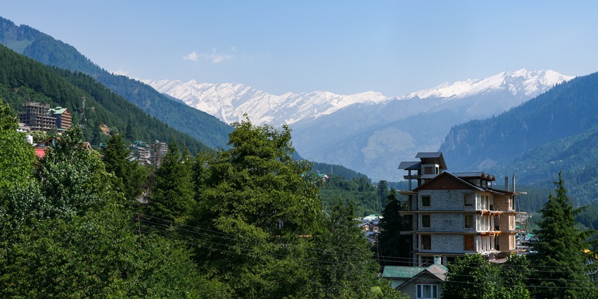 Clear view of the beautiful snowy peaks of the Pir Panjal Himalayan range visible from Fagu