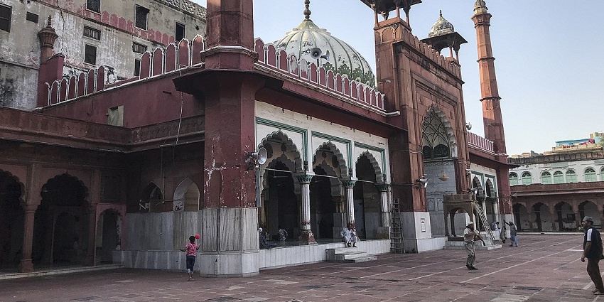 Fatehpur Masjid is a historic mosque and is one of the attractions near Red Fort