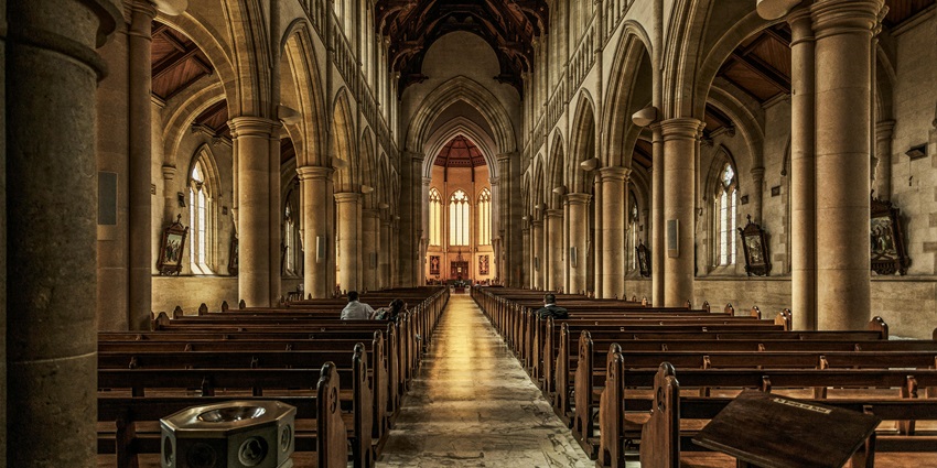 St. Thomas Church in Silvassa featuring white façade and peaceful surroundings for quiet reflection.