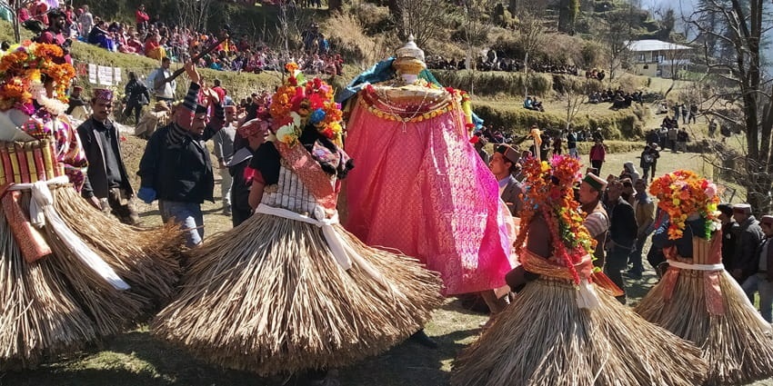 Jibhi hosts various festivals which are a visual retreat for all the tourists visiting the same.