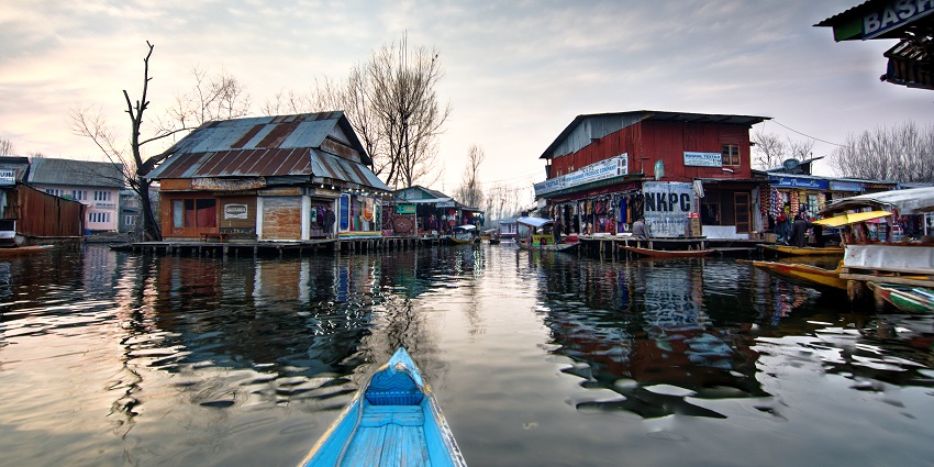 Enjoy a mesmerising Shikara ride and shopping in Srinagar at the Dal Lake market