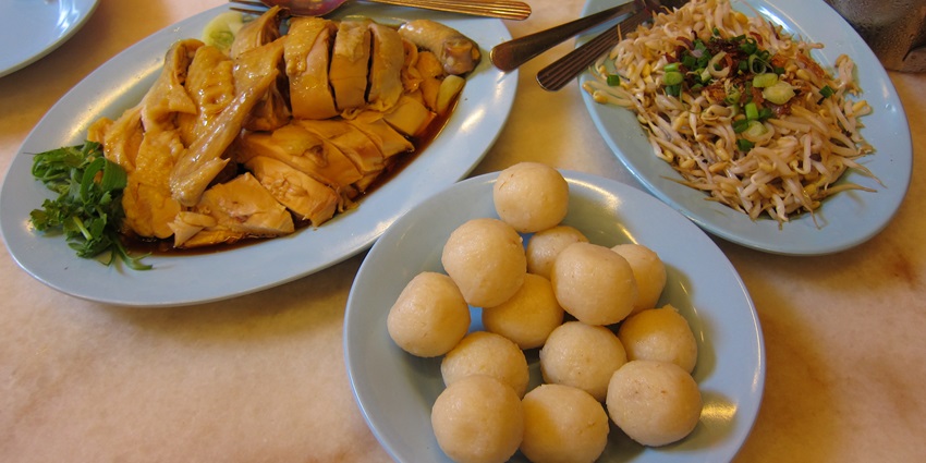 Try authentic food in Malaysia during your trip to Dutch fort and enjoy the unique taste.