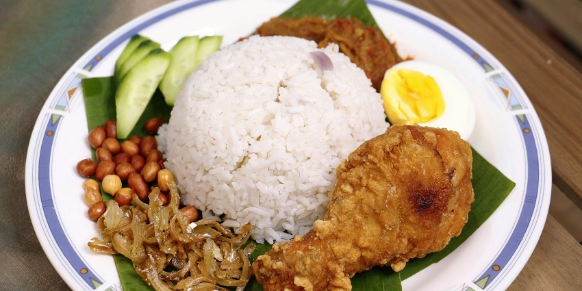 There are so many dining options available near the historical attractions in the city.