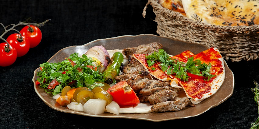 There are a plethora of good eateries available near the Science Museum Guwahati.