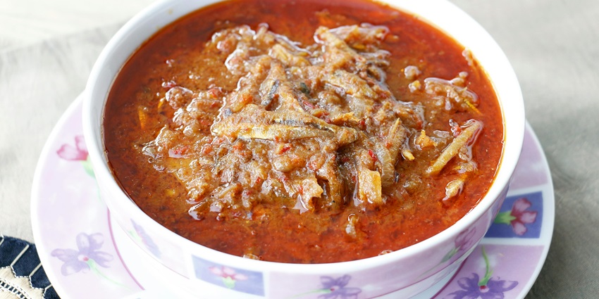 You may explore a variety of restaurants to savour local Tibetan and Indian cuisine.