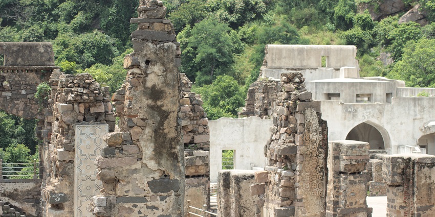 A scenic view of Kondapalli Fort showcasing its ancient architecture and surrounding landscape.