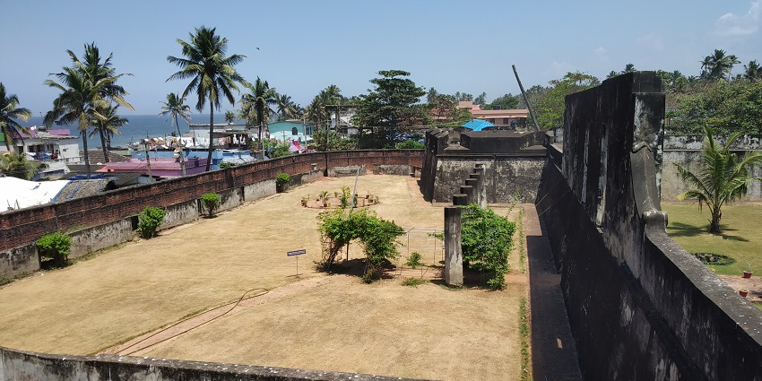 This beguiling historical monument can be easily found in between a sea and backwaters.