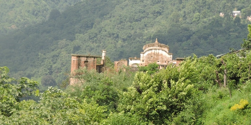 Explore the intricate architecture of Nadaun fort, one of the heritage rich tourist attractions of this hill station
