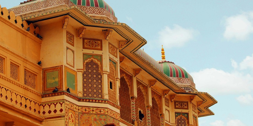 Travel by foot to explore this fort and experience the historical and cultural splendour of this region