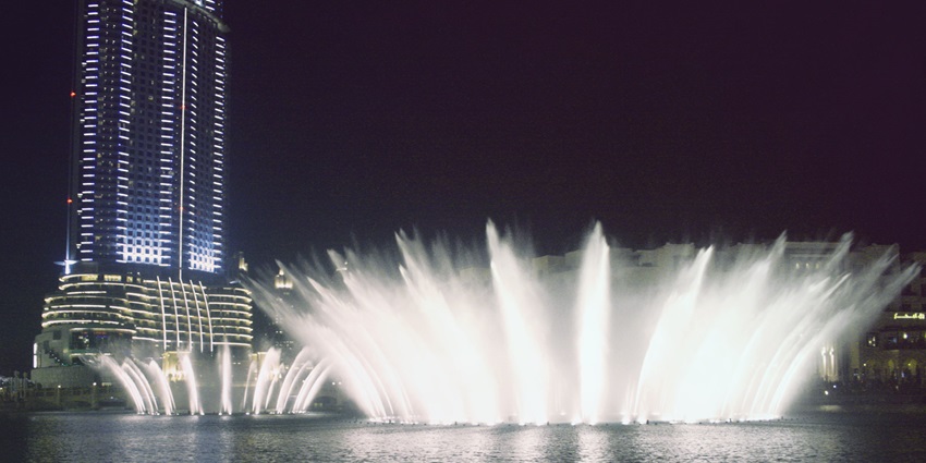 A beautiful night show of fountains and lights in Dubai, one of the best things to enjoy nightlife in Dubai for singles