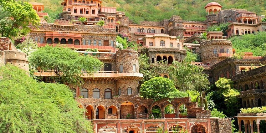 This fort offers tourists the authentic royal essence and rich culture of Rajasthan