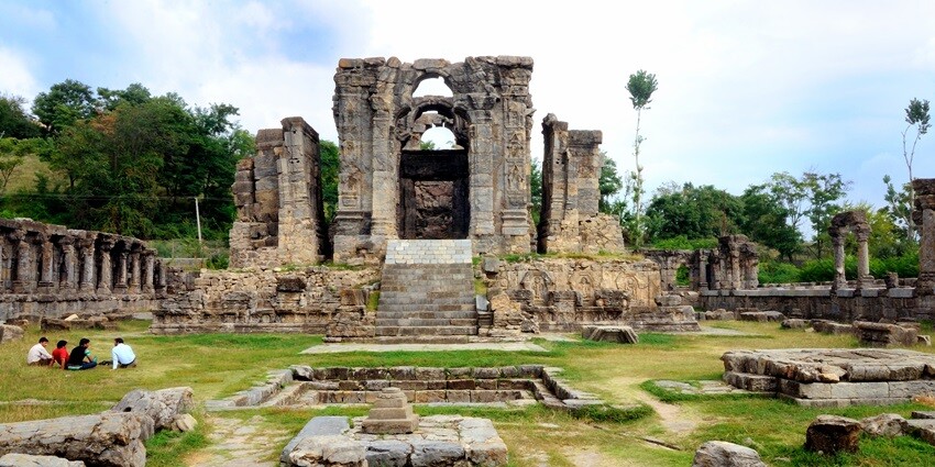 his temple provides tourists an ideal peaceful retreat away from the city life