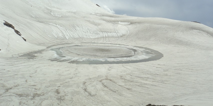 This lake offers a sacred escapade amidst the majestic Himalyan range