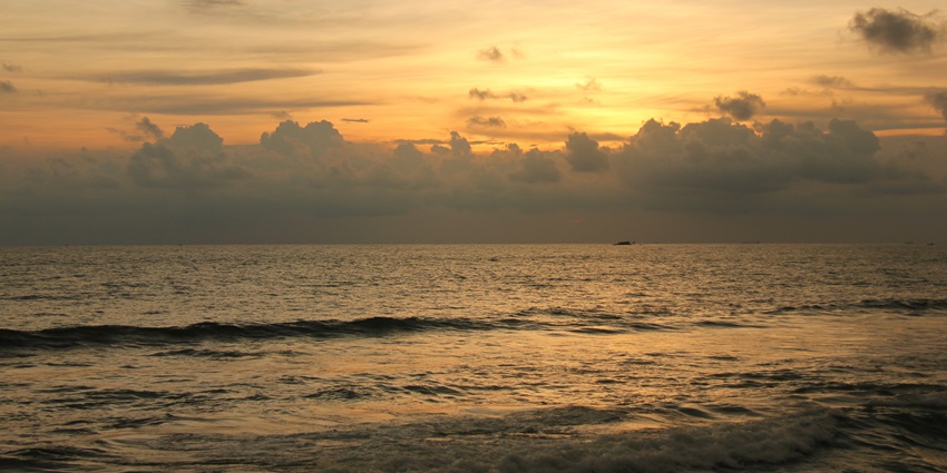 Galle Face Green is an ocean-side urban park where you can relax or take a leisure stroll.