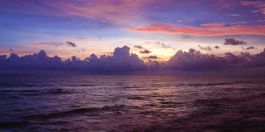A mesmerising view of twilight with beautiful sky at the Galle Face Greens in Colombo.