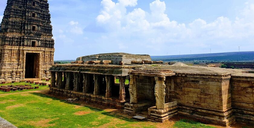 Stunning view of Gandikota Fort showcasing rugged cliffs and a winding river below.