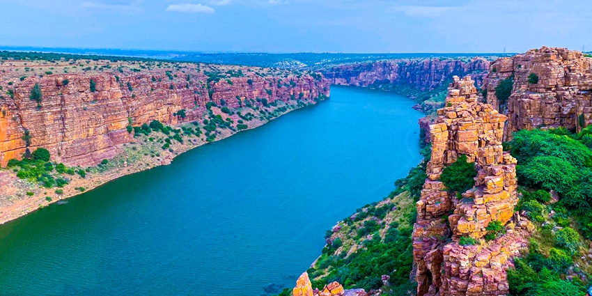 A mesmerising view of Gandikota featuring the grand canyon and rugged terrains.