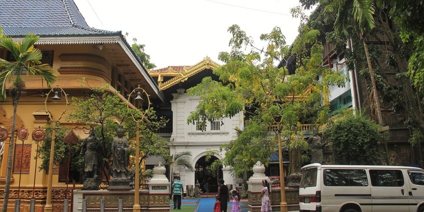 Gangaramaya is a blend of modern and traditional architecture. Things to do in Colombo.