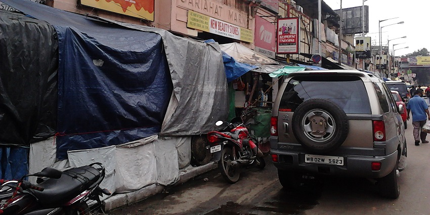 One of the busiest markets is Gariahat Market, extremely popular among tourists.
